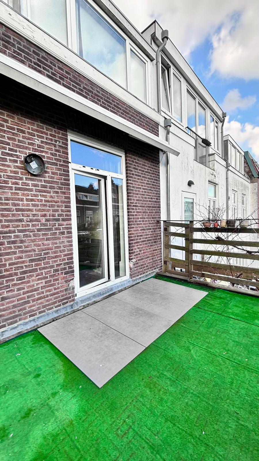 Te huur twee kamer etage met terras